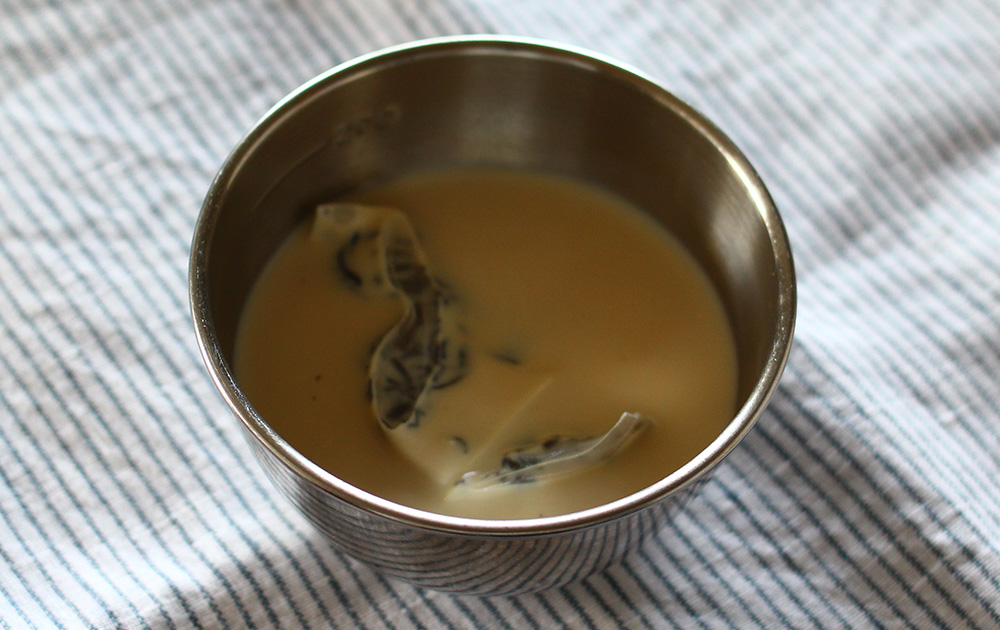 茶葉を100㏄の牛乳に浸す
